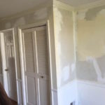 STRIPPING WALLPAPER WITH A CLOTHES STEAMER